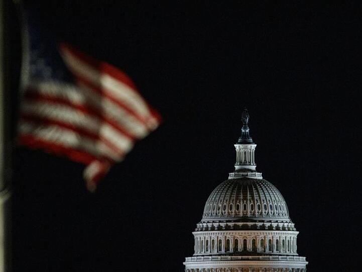 Licht aus im Kapitol: In den USA sind kurz vor Weihnachten die Regierungsgeschäfte teilweise lahmgelegt. Zu dem sogenannten Shutdown kam es, weil bis zum Ablauf der Frist um Mitternacht kein neues Budgetgesetz für mehrere Bundesministerien beschlossen wurde.
