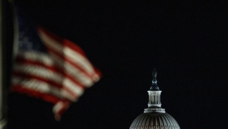 Licht aus im Kapitol: In den USA sind kurz vor Weihnachten die Regierungsgeschäfte teilweise lahmgelegt. Zu dem sogenannten Shutdown kam es, weil bis zum Ablauf der Frist um Mitternacht kein neues Budgetgesetz für mehrere Bundesministerien beschlossen wurde. Licht aus im Kapitol: In den USA sind kurz vor Weihnachten die Regierungsgeschäfte teilweise lahmgelegt. Zu dem sogenannten Shutdown kam es, weil bis zum Ablauf der Frist um Mitternacht kein neues Budgetgesetz für mehrere Bundesministerien beschlossen wurde.