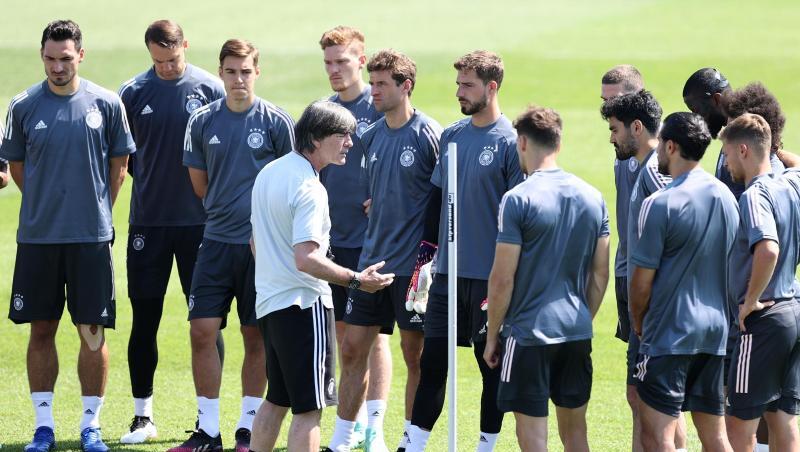 Bundestrainer Joachim Löw sprach im Abschlusstraining etwas länger zur Mannschaft.