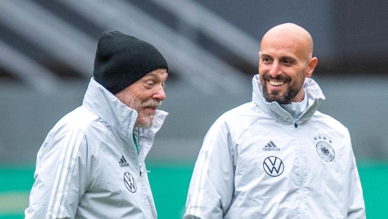 Co-Trainer Hermann Gerland (l.) spricht mit Trainer Antonio Di Salvo.