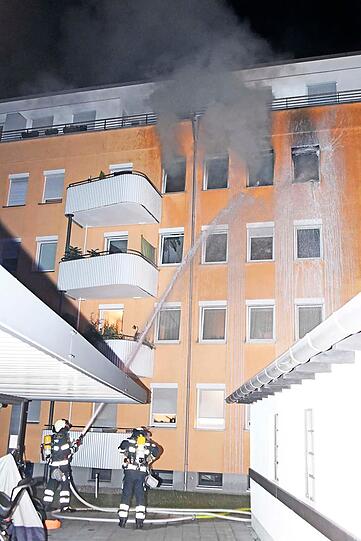 Obergiesing: Kurz vor Mitternacht brennt im dritten Stock eines Wohnblocks eine Wohnung.