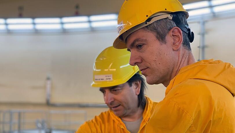 Ingo Zamperoni (r.) befindet sich im Inneren des Kraftwerkes.