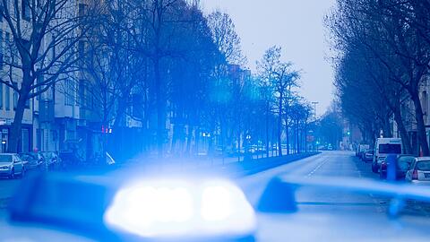 Ein Blaulicht leuchtet auf dem Dach eines Streifenwagens der Polizei.