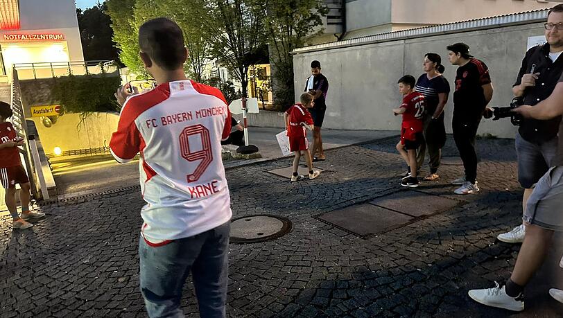Die ersten Fans haben sich bereits mit Harry-Kane-Trikots ausgestattet. Die ersten Fans haben sich bereits mit Harry-Kane-Trikots ausgestattet.
