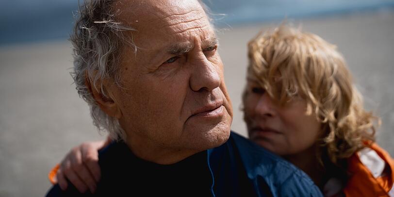 Uwe Ochsenknecht als Edgar und Corinna Harfouch als seine Ex-Frau Eva in einer Szene des Films "Die Ironie des Lebens".
