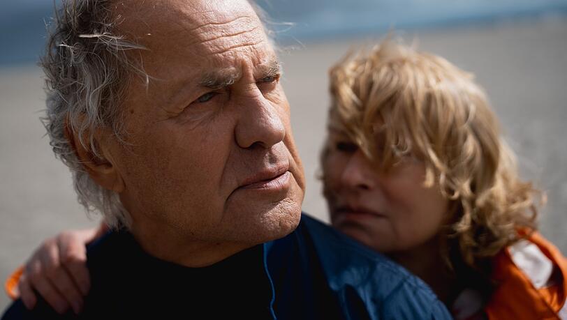 Uwe Ochsenknecht als Edgar und Corinna Harfouch als seine Ex-Frau Eva in einer Szene des Films "Die Ironie des Lebens". Uwe Ochsenknecht als Edgar und Corinna Harfouch als seine Ex-Frau Eva in einer Szene des Films "Die Ironie des Lebens".