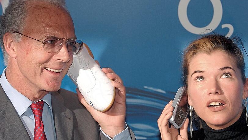 Werbepartner: Beckenbauer (l. neben Anke Engelke) sorgte für E-Plus mit "Ja ist denn heut schon Weihnachten?" für einen Klassiker-Slogan. Werbepartner: Beckenbauer (l. neben Anke Engelke) sorgte für E-Plus mit "Ja ist denn heut schon Weihnachten?" für einen Klassiker-Slogan.