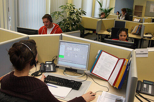 Gut ein Drittel der insgesamt 1826 KQV-Angestellten arbeiten im Call-Center. Zum Grundgehalt kann sich jeder etwas dazu verdienen, die Versicherung zahlt leistungsabhängige Prämien.