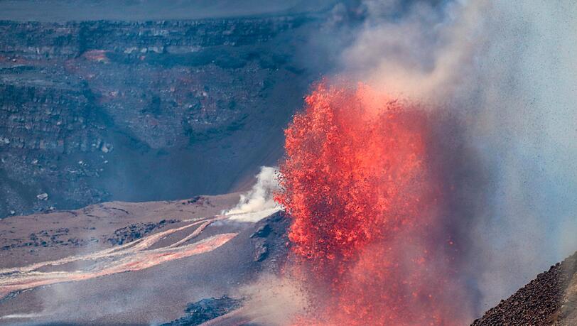 Der Kilauea spuckte Lavafontänen rund 100 Meter hoch in den Himmel.