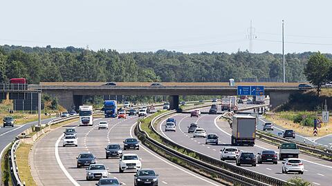 Zwei Männer sollen Gegenstände von Autobahnbrücken geworfen haben und sind deshalb nun wegen versuchten Mordes angeklagt.