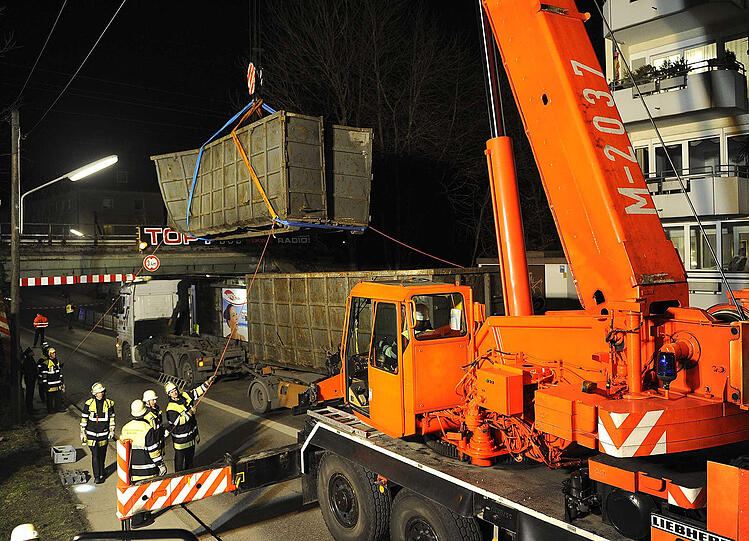 Der Lkw hatte sich unter einer Brücke in der Dachauer Straße verkeilt