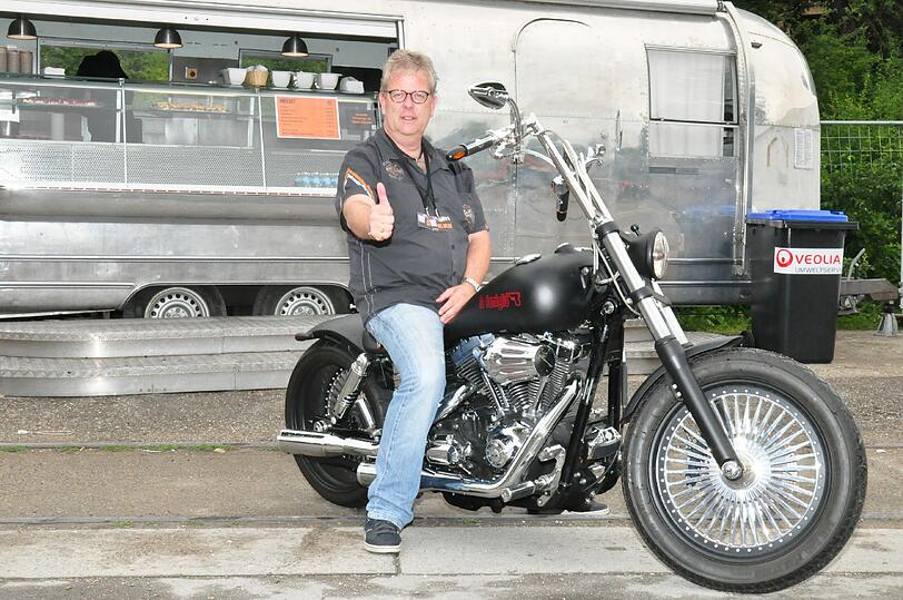 Bernd Benner (529, Inhaber einer Werbeagentur, auf seiner umgebauten Street Bob.