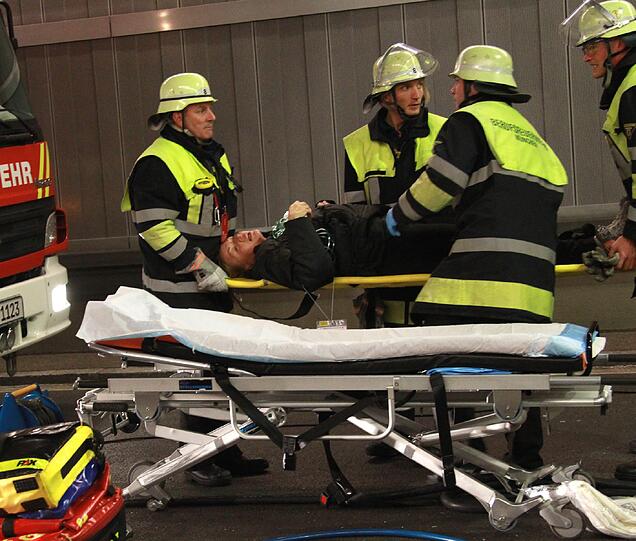 Ein schwerer Autounfall im Tunnel, klaffende Wunden, schreiende Verletzte: Rettungskräfte haben den Ernstfall im Richard-Strauss-Tunnel geprobt. Die AZ war dabei und hat den großen Übungseinsatz verfolgt.