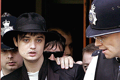 Noch so ein Engländer ohne Manieren: Pete Doherty ist im ersten Beruf ungehobelter Rabauke und macht nebenbei auch Musik für die Band "Babyshambles". An guten Tagen bespritzt er Paparazzi mit Ketchup, an schlechten prügelt er sich mit ihnen.