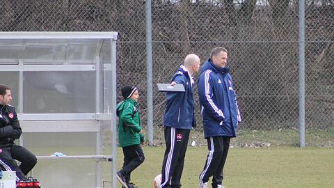 Das Trainer-Gespann der Club-A-Junioren Michael Bischoff (links) und Rainer Zietsch steckt nach der Bayern-Niederlage wieder stark im Abstiegskampf.