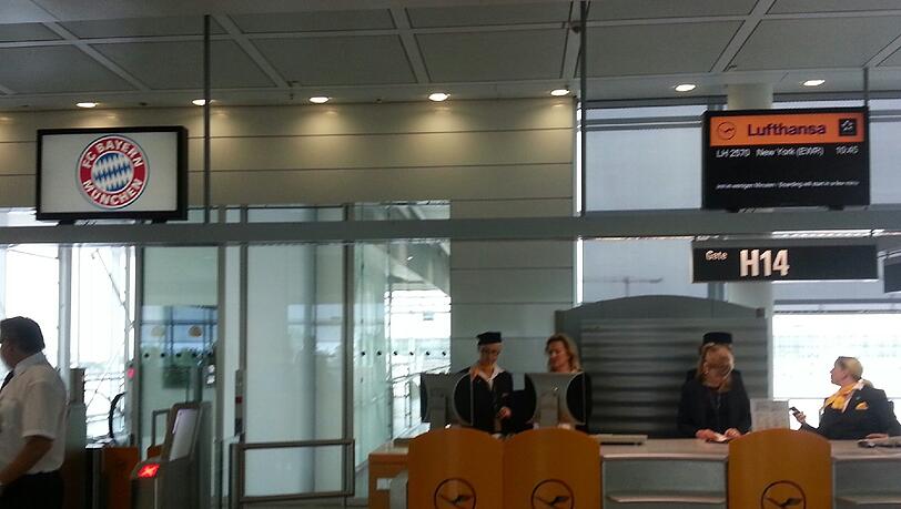 Bilder vom Flughafen München: Der FC Bayern vor dem Abflug in die USA. Bilder vom Flughafen München: Der FC Bayern vor dem Abflug in die USA.