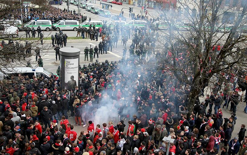 Bengalos, Chinaböller, Flaschenwürfe: FC Bayern II gegen TSV 1860 II: Die Bilder von Aufmarsch der Fans. 1000 Polizei-Beamte sind im Einsatz.