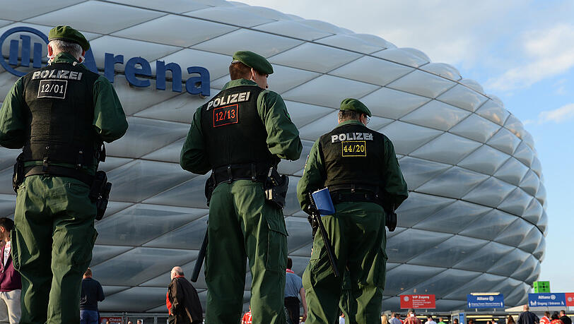 Polizisten vor der Allianz Arena: Der Abend sei laut einem Sprecher ohne besondere Vorkomnisse verlaufen. (Archivbild) Polizisten vor der Allianz Arena: Der Abend sei laut einem Sprecher ohne besondere Vorkomnisse verlaufen. (Archivbild)