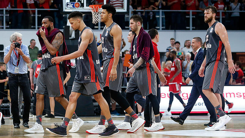 Enttäuschung nach dem 65:78 in Bamberg: Bayerns Basketballer um (v.l.) Redding, Cunningham, Ogunsipe und Jovic.