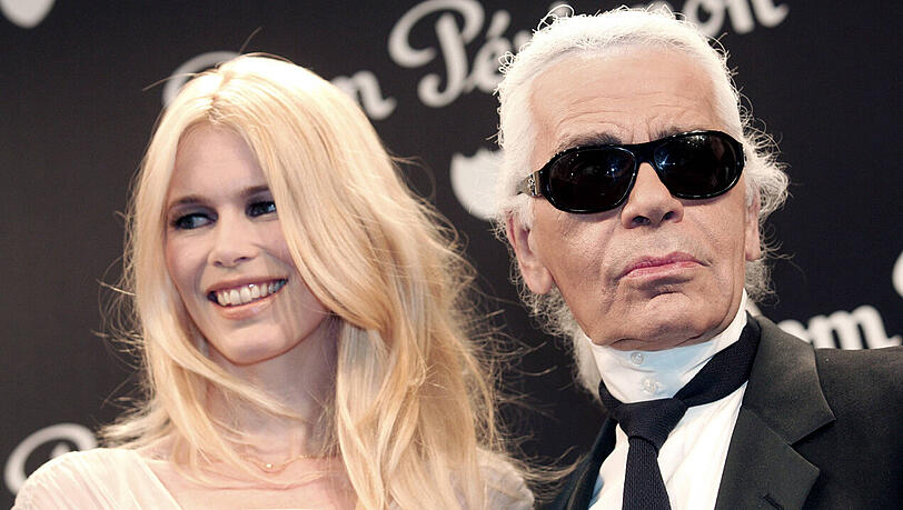 4. Juli 2007: Model Claudia Schiffer und Karl Lagerfeld in Paris.
