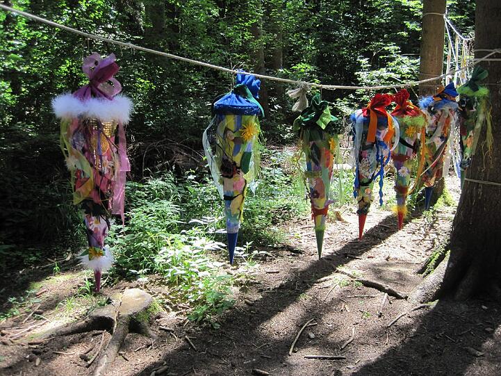 Eine kleine Auswahl der Kunstwerke vom Sommerfest des Waldkindergartens Aubinger Lohe.