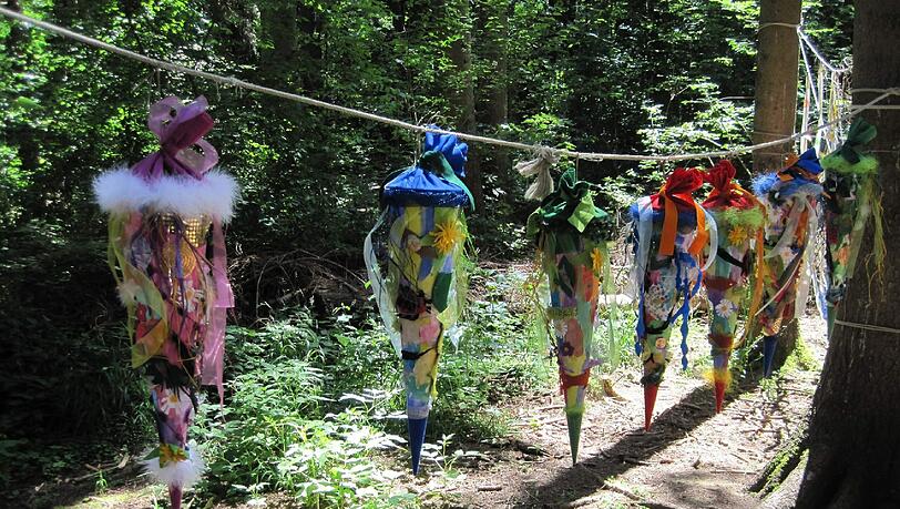 Eine kleine Auswahl der Kunstwerke vom Sommerfest des Waldkindergartens Aubinger Lohe. Eine kleine Auswahl der Kunstwerke vom Sommerfest des Waldkindergartens Aubinger Lohe.