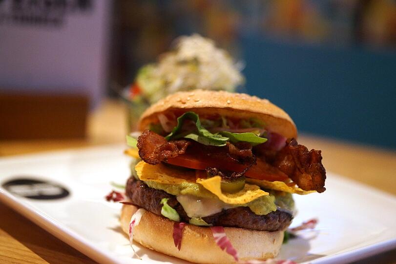 Saftig und frisch vom Grill: ein Burger der Hamburgerei. Foto: Daniel von Loeper