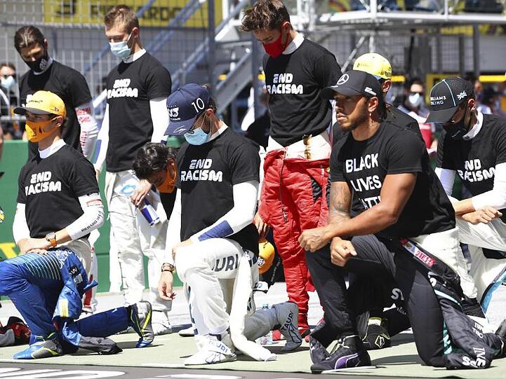 14 Formel-1-Piloten um Weltmeister Lewis Hamilton knieten vor dem WM-Auftakt.