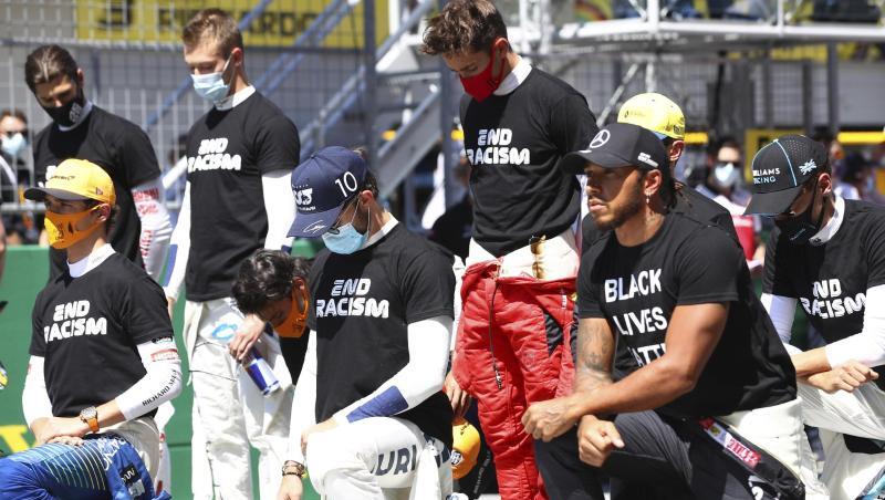 14 Formel-1-Piloten um Weltmeister Lewis Hamilton knieten vor dem WM-Auftakt. 14 Formel-1-Piloten um Weltmeister Lewis Hamilton knieten vor dem WM-Auftakt.