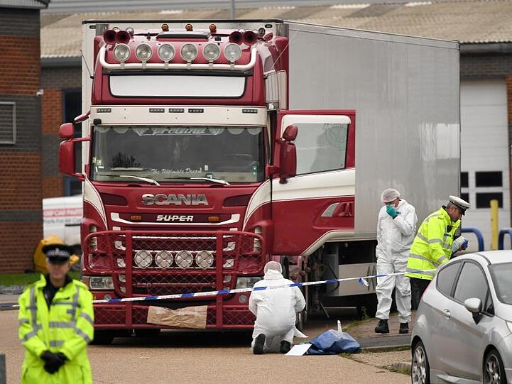 Polizisten und Mitarbeiter der Spurensicherung arbeiten an dem LKW, in dem 39 Leichen gefunden wurden.