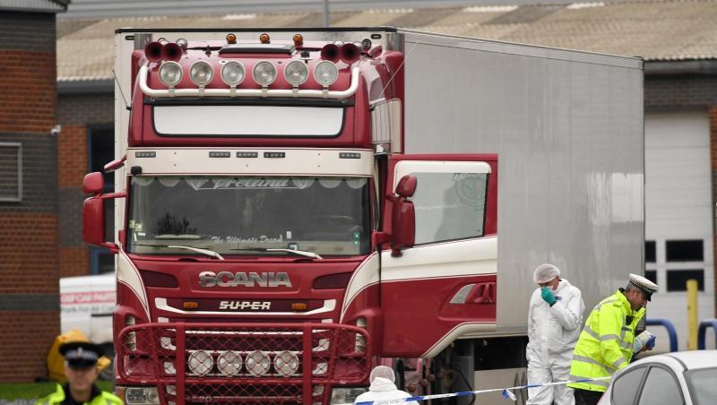 Polizisten und Mitarbeiter der Spurensicherung arbeiten an dem LKW, in dem 39 Leichen gefunden wurden. Polizisten und Mitarbeiter der Spurensicherung arbeiten an dem LKW, in dem 39 Leichen gefunden wurden.