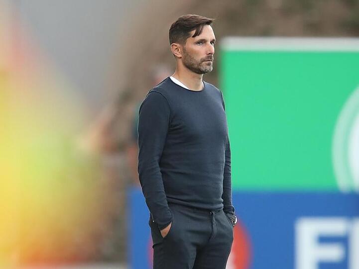Der Fürther Trainer Stefan Leitl steht am Spielfeldrand. Foto: Daniel Karmann/dpa/Archivbild