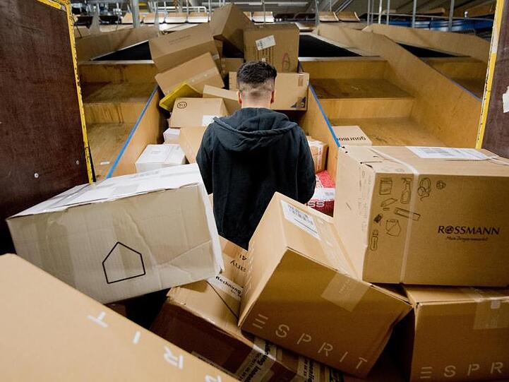 Pakete liegen in einem Paketzentrum von Deutsche Post und DHL. Die Deutschen bestellen gerne im Internet - und schicken viele Sachen wieder zurück.