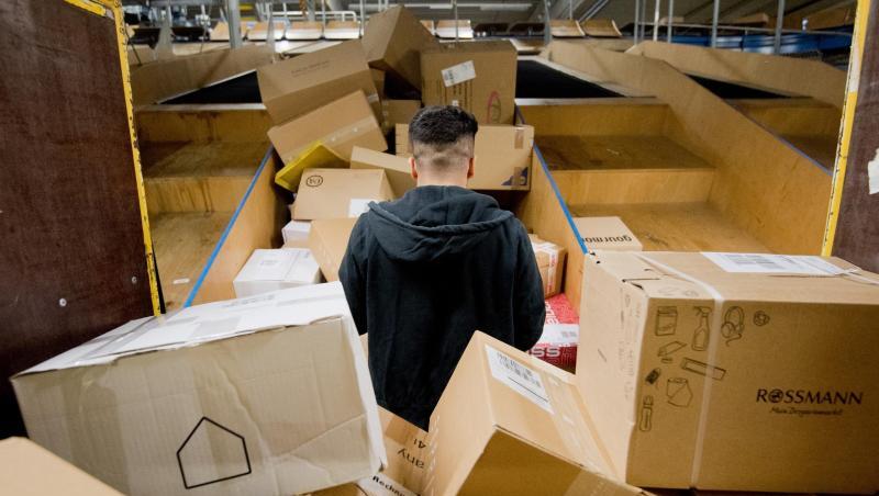 Pakete liegen in einem Paketzentrum von Deutsche Post und DHL. Die Deutschen bestellen gerne im Internet - und schicken viele Sachen wieder zurück. Pakete liegen in einem Paketzentrum von Deutsche Post und DHL. Die Deutschen bestellen gerne im Internet - und schicken viele Sachen wieder zurück.