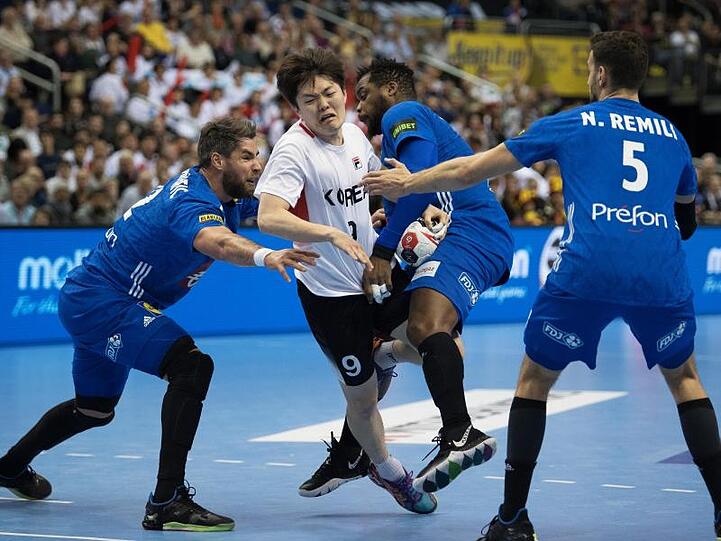 Für die Koreaner (M) war gegen Frankreichs Handballer kaum ein Durchkommen.