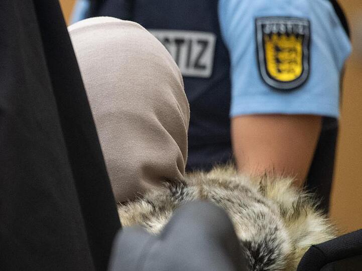 Die Angeklagte soll mehrere Jahre bei der Terrororganisation IS gelebt haben.
