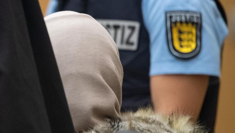 Die Angeklagte soll mehrere Jahre bei der Terrororganisation IS gelebt haben. Die Angeklagte soll mehrere Jahre bei der Terrororganisation IS gelebt haben.