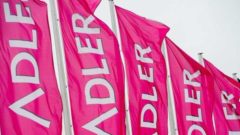 Fahnen wehen an einer Filiale des Textilhändlers "Adler Ihr Modemarkt".