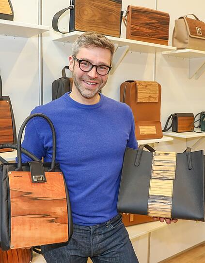 Norbert Öttl und seine Holz-Leder-Taschen aus Südtirol.