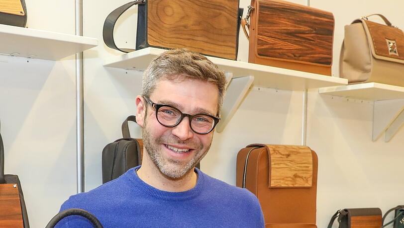 Norbert Öttl und seine Holz-Leder-Taschen aus Südtirol. Norbert Öttl und seine Holz-Leder-Taschen aus Südtirol.