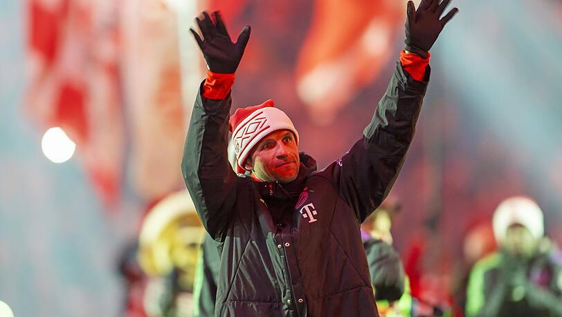 Frohes Fest, liebe Bayern-Fans! Die Bescherung gab's in Form der Vertragsverlängerung von Thomas Müller heuer schon vor dem 24. Frohes Fest, liebe Bayern-Fans! Die Bescherung gab's in Form der Vertragsverlängerung von Thomas Müller heuer schon vor dem 24.