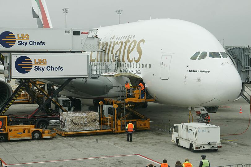 Die Emirates-Maschine landete am Mittag von Dubai kommend bei diesigem Wetter auf dem Münchner Airport. Bilder vom A380 in München
