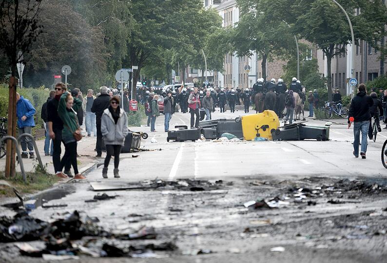 Brennende Straßenblockaden und aggressive Demonstranten: Bei einer Kundgebung von Rechtsextremisten zum "Tag der Deutschen Zukunft" kam es am Samstag in Hamburg zu schweren Ausschreitungen. Trotz eines Großaufgebots der Polizei mit mehreren tausend Beamten aus mehreren Bundesländern konnte sie Rechte und linke Gegendemonstranten nicht immer auseinanderhalten. Mehrere tausend Menschen und ein breites Bündnis aus Parteien, Gewerkschaften, Vereinen, Kirchen und anderen gesellschaftlichen Organisationen hatten sich gegen die rechte Kundgebung formiert.