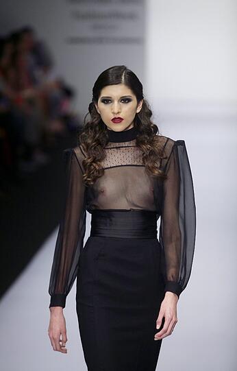 ...auch dieses Model hat ein etwas transparenters Klied erwischt. Auch von Royal Closet...