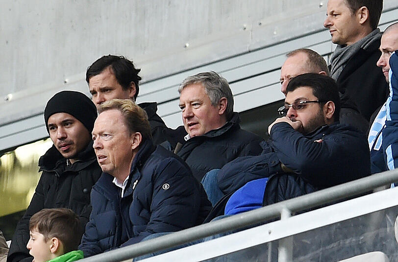 1860-Investor Hasan Ismaik schaute das Spiel gegen Bochum gemeinsam mit Präsident Peter Cassalette. Die Fans begegneten dem Investor mit "Hasan-raus"-Sprechchören, unschönen Spruchbändern und Plakaten.