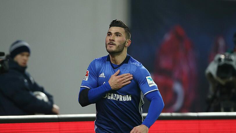 Noch klopft er auf das Schalke-Wappen - ändert sich das vielleicht schon in der Winterpause? Noch klopft er auf das Schalke-Wappen - ändert sich das vielleicht schon in der Winterpause?