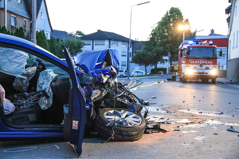 Spektakuläre Szenen im Landkreis Coburg: Ein 19-Jähriger will sich einer Polizeikontrolle entziehen und hinterlässt eine Spur der Verwüstung - die Bilder vom Einsatz.