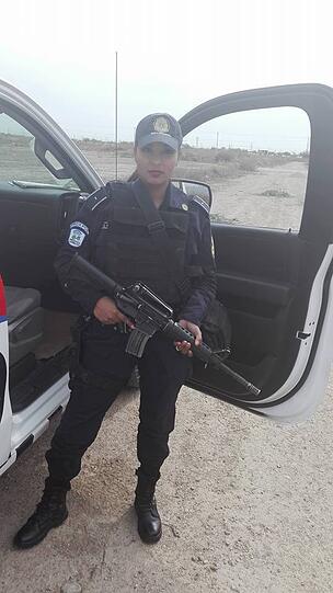 Mit einem Nackt-Foto im Dienst hat sich die mexikanische Polizistin Nidia Garcia Ärger eingebrockt. Ihre Facebook-Seite und zahlreiche Fans-Seiten zeigen: Die Mexikanerin macht gerne sexy Bilder.