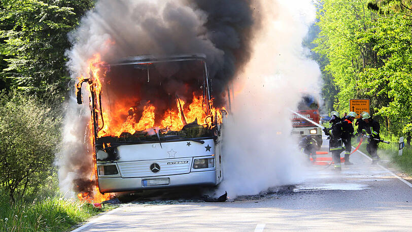 Der Bus ist völlig ausgebrannt - verletzt wurde glücklicherweise niemand.