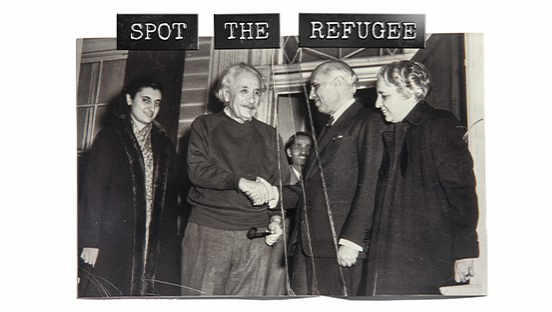 Provokantes Plakat: Mit Flüchtling Albert Einstein wirbt Social Bee. Provokantes Plakat: Mit Flüchtling Albert Einstein wirbt Social Bee.